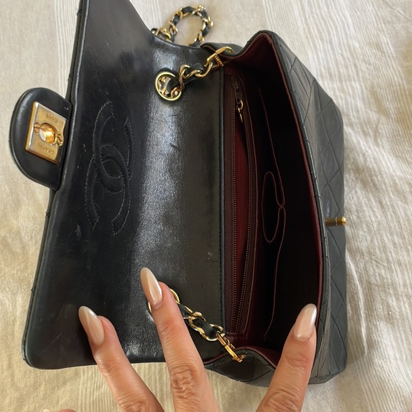 Chanel vintage black small single flap crossbody bag with gold hardware - Picture 7 of 13